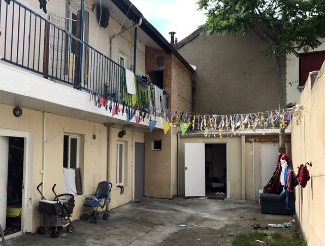 Au fond de la cour, cette porte ouverte est celle d'un "logement" minuscule et sans fenêtres. Trois personnes y vivent