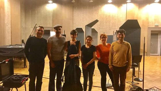 L'équipe d'enregistrement Alla Breve en studio, avec Alireza Farhang et Marie Ythier