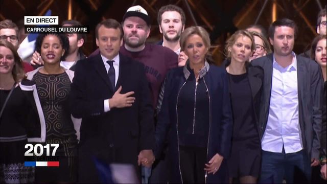 La Marseillaise entamé par la famille Macron et ses soutiens