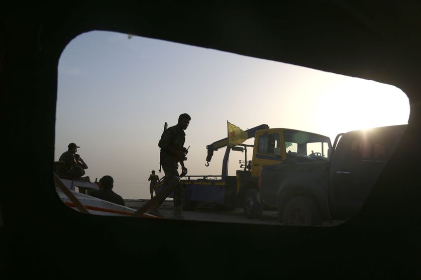 Membres des forces démocratiques syriennes près du lac Assad