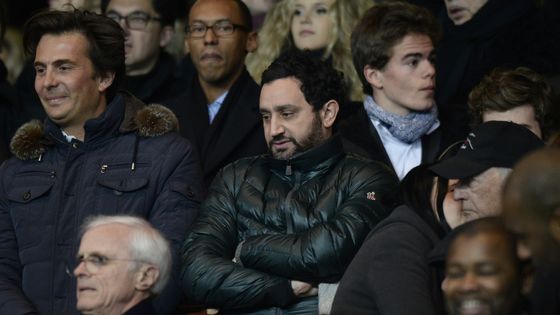 Yannick Bolloré et Cyril Hanouna le 2 mars 2014 assistant à un match de football ©AFP - MARTIN BUREAU
