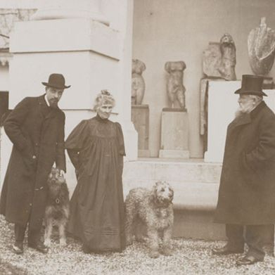Rodin, Rose et Rilke dans le jardin de Meudon, en compagnie de deux chiens. (Ph. 16497, épreuve gélatinoargentique, H. 12,8 cm ; L. 17,9 cm, Collection du musée Rodin, Paris)