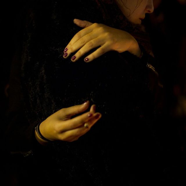 Deux femmes se serrent, place de la République, le 13 novembre 2015