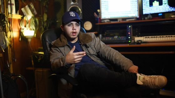 Le chanteur Hamza en janvier 2016 dans son studio de Bruxelles. A 23 ans, il est un des plus jeunes de cette scène hip-hop belge, dans un style perçu comme proche du rap d'Atlanta ©AFP - Emmanuel Dunand