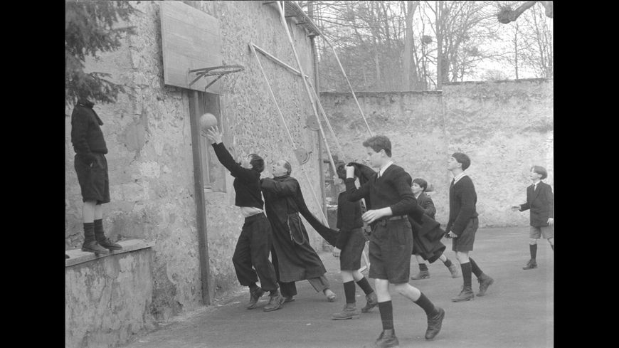 Dans la cour de récréation - Tournage du film "Au revoir les enfants"