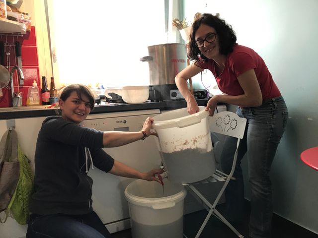 Emmanuelle et Camille, adeptes du brassage de bière à domicile