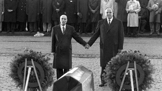 Poignée de mains Mitterrand et Kohl à Douaumont - France - 22/09/1984 ©AFP - WOLFGANG EILMES / DPA