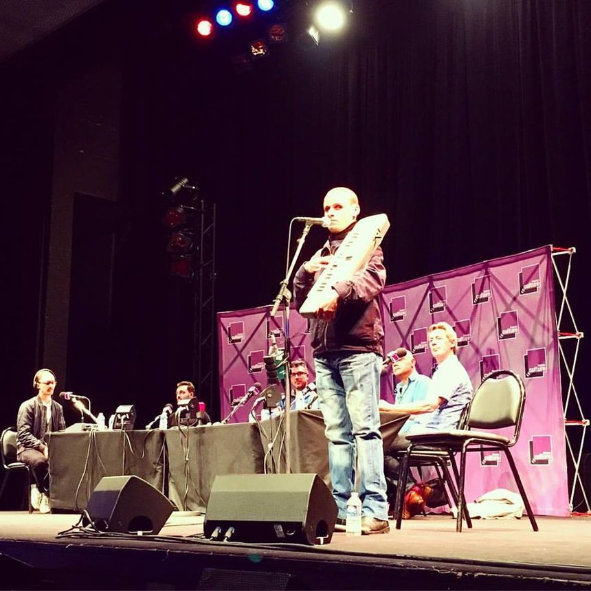 Mohamed Lamouri en Live à l'auditorium de l'IMA avec derrière lui Hubert Dupont, Youssef Hbeisch, Ahmad Al Khatib, Hadi Zeidan et Matthieu Conquet