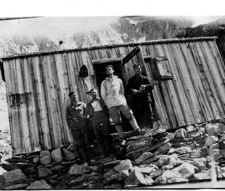 Samivel (blouson clair) au refuge de la Charpoua en 1928