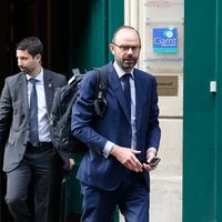 Le premier ministre Edouard Philippe, issu du parti LR, devra diriger un gouvernement composé de ministres venus de la gauche, du centre et de la droite.