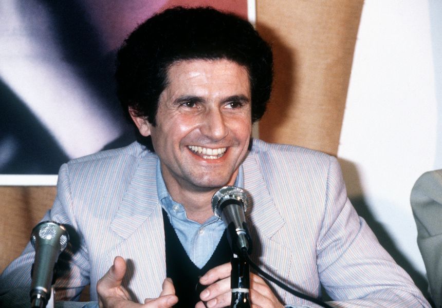 Le réalisateur Claude Lelouch présente "Les Uns et les autres" à Cannes. Ce film a été primé par le Grand Prix de la Commission Supérieur Technique du cinéma
