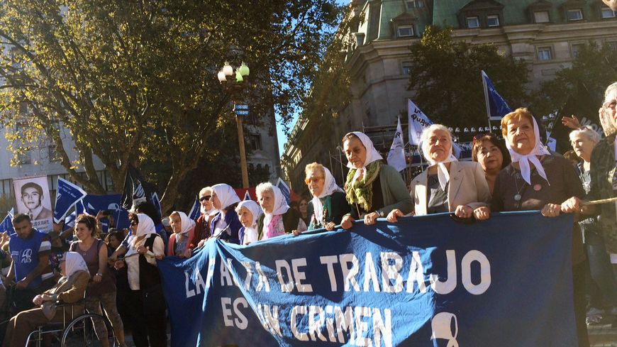La commémoration de ce dimanche sur la place de mai à Buenos Aires, face au palais présidentiel (la Casa rosada), a aussi donné lieu à des prises de parole politiques sur le gouvernement actuel