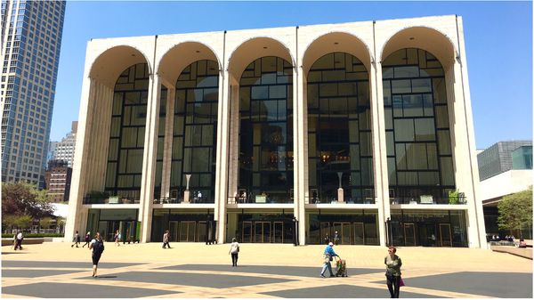 Le Met, sur Lincoln Center Plaza...