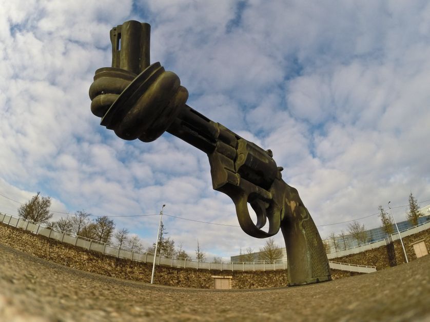 Sculpture non violence Luxembourg