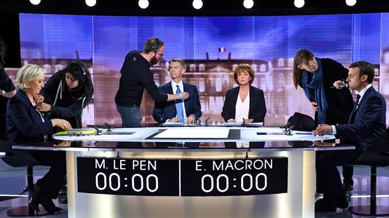 Derniers préparatifs pour les candidats Marine Le Pen et Emmanuel Macron, et pour les interviewers du débat présidentiel Christophe Jakubyszyn et Nathalie Saint-Cricq. ©AFP - ERIC FEFERBERG / POOL