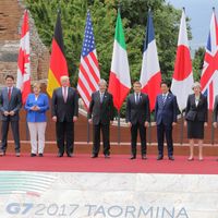 Légende : Photo de famille des chefs d'Etat et de gouvernement des principaux pays développés lors du G7 de Taormine (Italie)