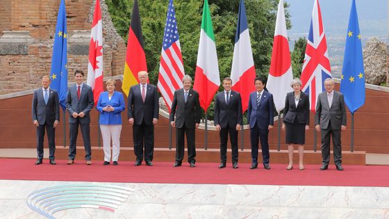 Légende : Photo de famille des chefs d'Etat et de gouvernement des principaux pays développés lors du G7 de Taormine (Italie) ©AFP - GABRIELE MARICCHIOLO