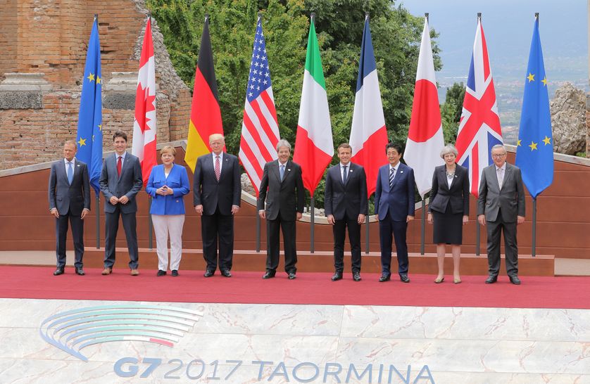 Légende : Photo de famille des chefs d'Etat et de gouvernement des principaux pays développés lors du G7 de Taormine (Italie)