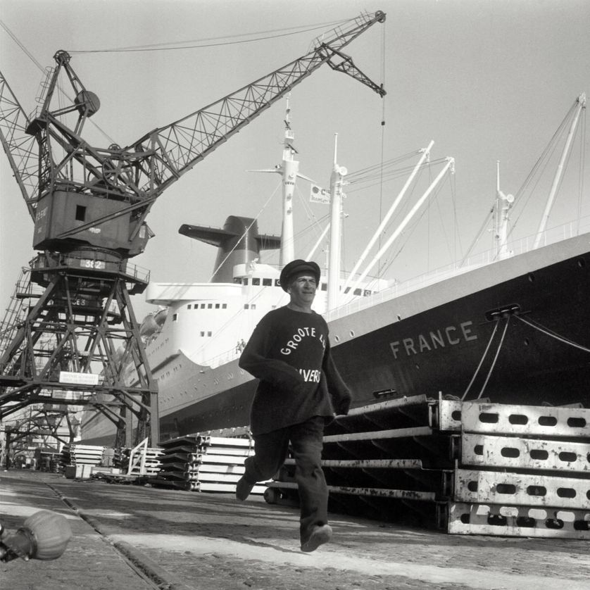 Louis de Funes sur un tournage dans le port du Havre, devant le paquebot "France" le 13 juillet 1967