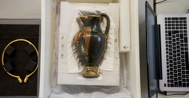 Un oenochoé (carafe à vin) pleine d'indices