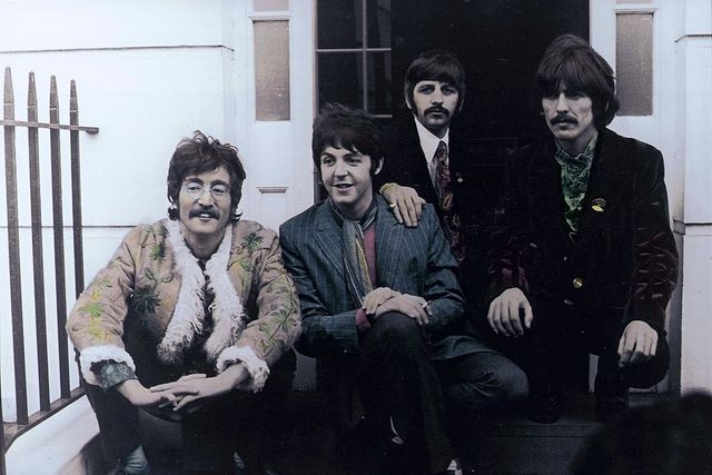 ohn Lennon, Paul McCartney, Ringo Starr et George Harrison posent à l'occasion de la sortie de "Sgt. Pepper"