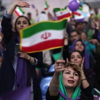 Des jeunes iraniennes encouragent leur candidat, Hassan Rouhani, actuel président de la République islamique, qui s'affronte principalement au représentant d'une ligne politique plus dure, Ebrahim Raisi