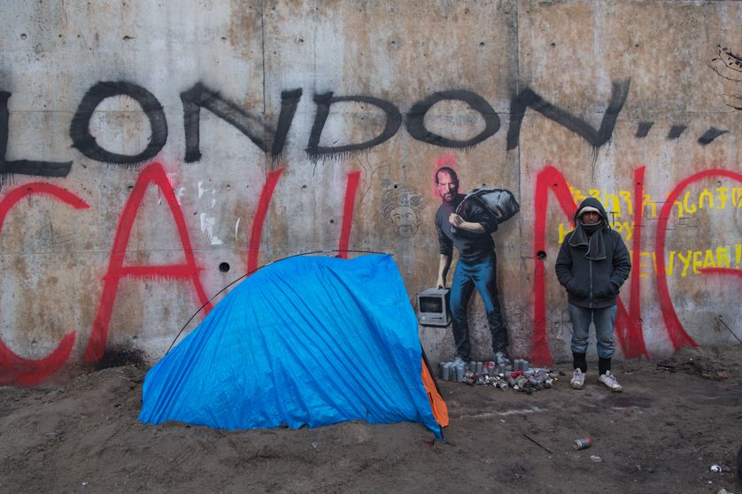 A Calais, une œuvre de l'artiste Banksy figurant un Steve Jobs migrant, un Mac plus à la main