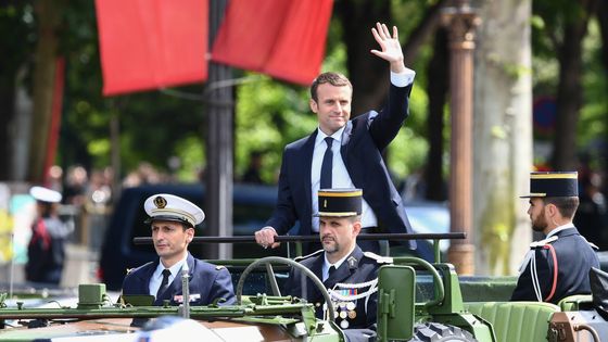 Le Président Macron remontant les Champs-Elysées en voiture militaire le 14 mai 2017 à Paris. ©AFP - Martin BUREAU