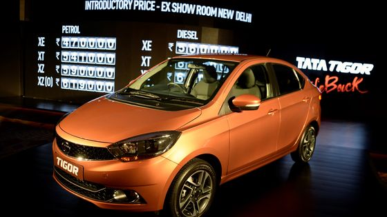Avril 2017 : le constructeur automobile indien Tata présentait à Mumbai le lancement de son nouveau modèle ©AFP - PUNIT PARANJPE