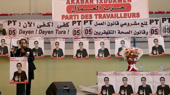 La dirigeante du Parti des Travailleurs, Louiza Hanoun, lors d'un meeting électoral samedi dernier ©AFP - Billal Bensalem / NurPhoto