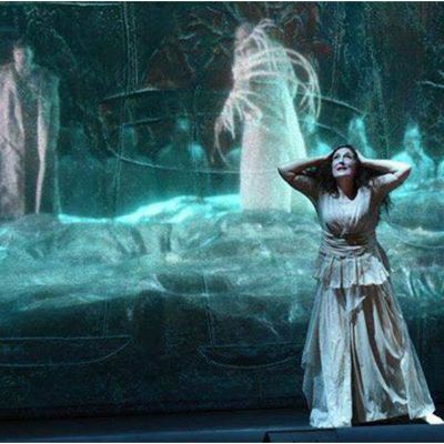 Dix ans après ses débuts dans le rôle, Nora Gubisch incarne Amneris dans une nouvelle production d'Aida mise en scène par Stathis Livathinos...