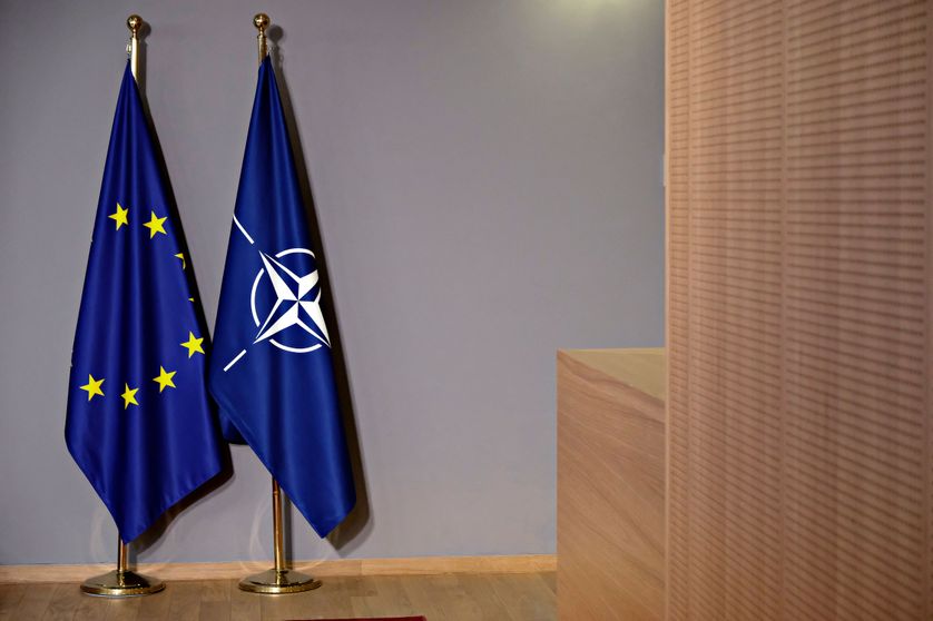 Les drapeaux de l'Union européenne et de l'OTAN. Conseil européen, Bruxelles, 18 mai 2017