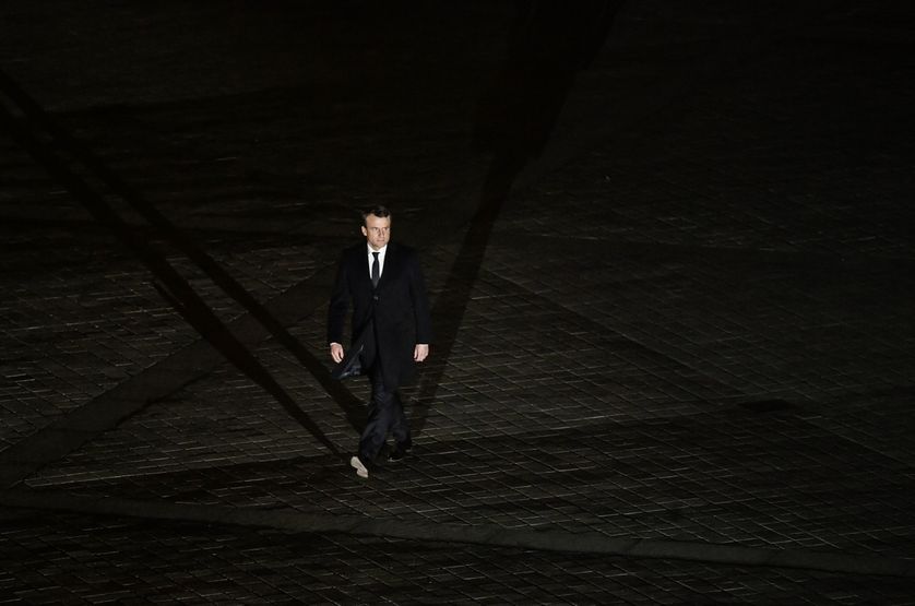 Le président Macron arrivant près de la pyramide du Louvre, pour donner son discours, après l'annonce de sa victoire.