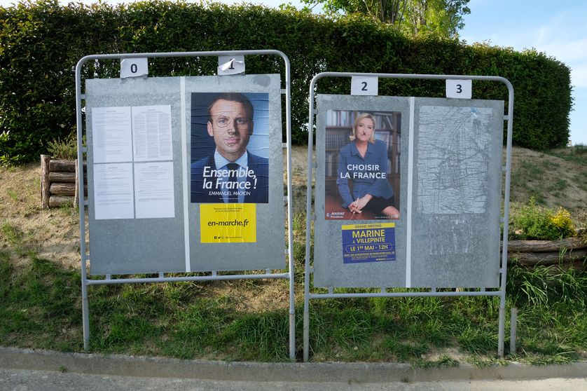 Affiches de campagne électorale d'Emmanuel Macron et Marine Le Pen, pour le second tour de la présidentielle