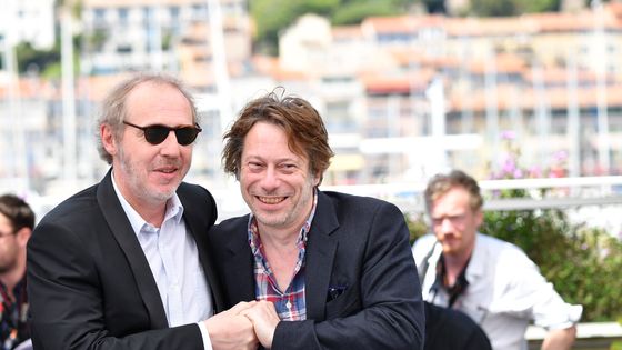 Arnaud Desplechin (à g.)à avec son acteur fétiche Mathieu Amalric, avant la projection de son film Les fantômes d'Ismael , en ouverture du 70e Festival de Cannes. ©AFP - ALBERTO PIZZOLI