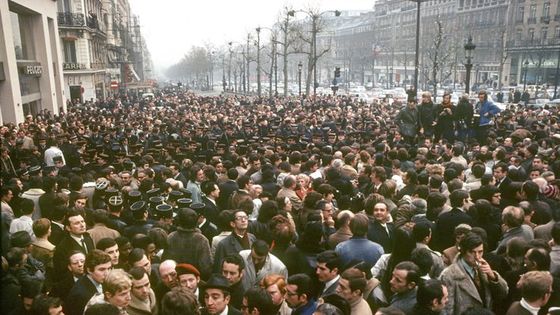 Manifestation en novembre 1970 sur les Champs-Élysées lorsque la place de l’Étoile est rebaptisée place Charles-de-Gaulle ©AFP - WILFRIED GLIENKE / DPA-ZENTRALBILD / DPA