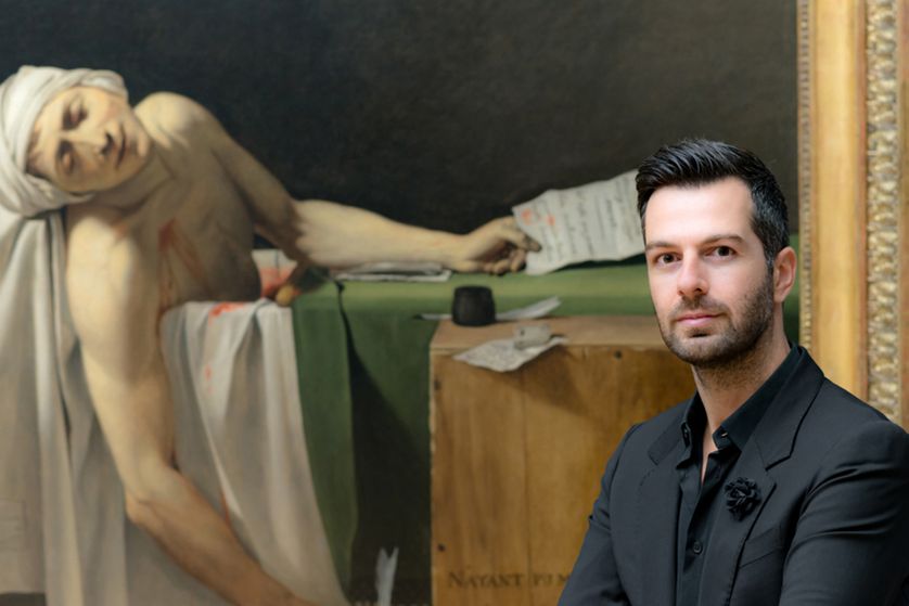 Christos Markogiannakis devant le tableau de Jacques-Louis David et ses élèves "Marat assassiné" (1794)