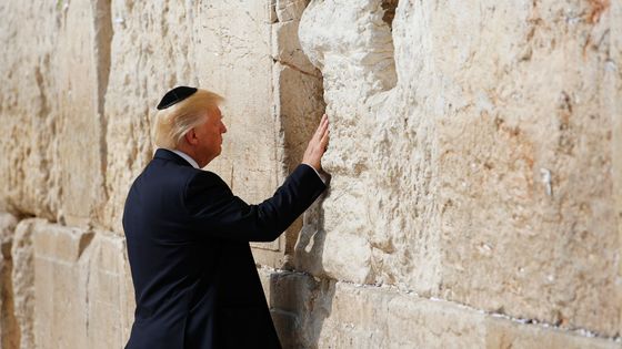 Donald J. Trump se recueille au Mur des Lamentations à Jérusalem - 22 mai 2017 ©Maxppp - RONEN ZVULUN / POOL/EPA