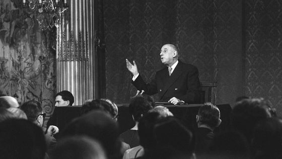1966, Charles De Gaulle présente à la presse la sortie du commandement intégré de l’OTAN. ©AFP - AFP