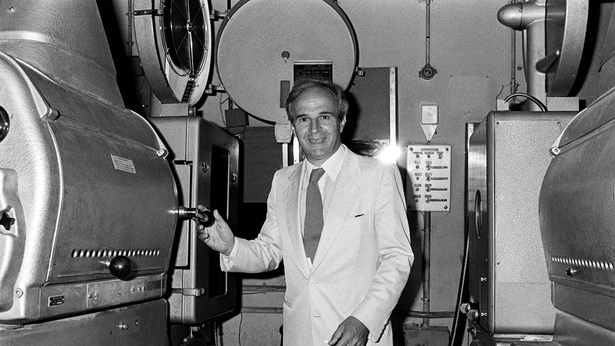 Le metteur en scène de cinéma et l'un des inventeurs dans les années 60 de la "Nouvelle Vague", François Truffaut plaisante le 8 août 1983 dans la cabine de projection de la Cinémathèque française à Paris.
