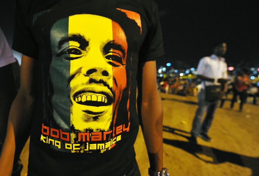 Un fan ivoirien du chanteur portait un tee shirt à l'occasion d'un concert hommage à Bob Marley organisé pour le 32ème anniversaire de sa disparition