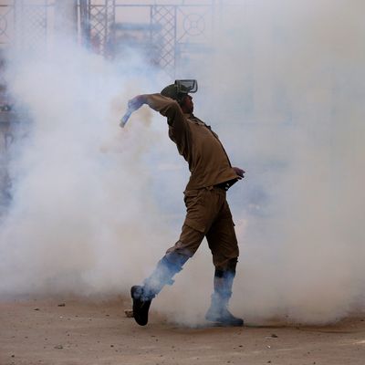 Un policier indien jetant des gaz lacrymogènes lors d'une manifestation à Srinagar, le 12 mai 2017.
