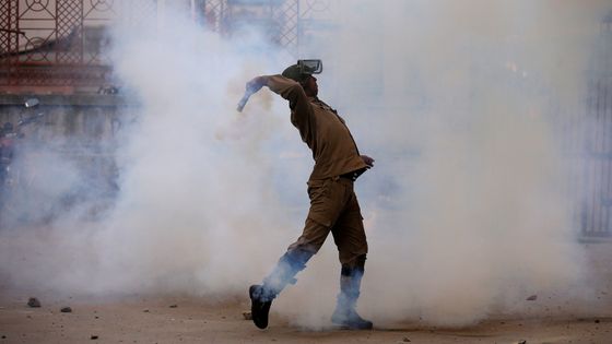 Un policier indien jetant des gaz lacrymogènes lors d'une manifestation à Srinagar, le 12 mai 2017. ©Reuters - Danish Ismail