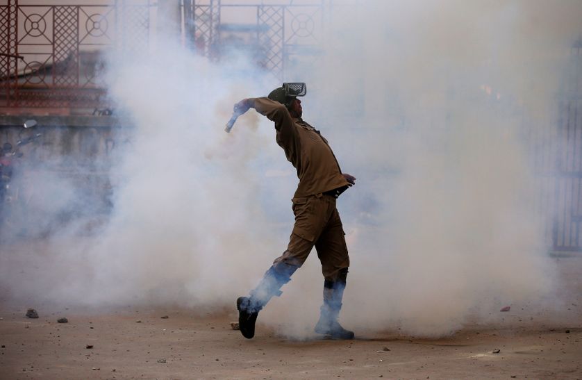 Un policier indien jetant des gaz lacrymogènes lors d'une manifestation à Srinagar, le 12 mai 2017.