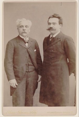 Gabriel Fauré avec le violoniste Johannes Wolff, avec lequel il donna un concert à Londres, le 19 déc. 1896© BNF
