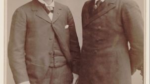 Gabriel Fauré avec le violoniste Johannes Wolff, avec lequel il donna un concert à Londres, le 19 déc. 1896© BNF