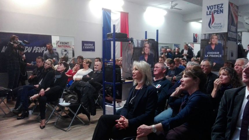 Les militants FN, à Carpentras, devant le débat