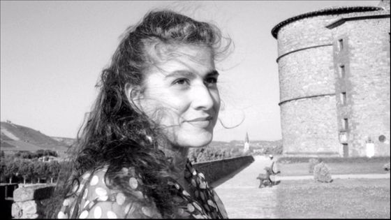 À l'été 1989, en France... une jeune femme de 23 ans prend la pose. Cecilia Bartoli vient d'enregistrer déjà deux premiers disques. Naissance d'une star, éclosion d'une voix... - Creative Commons