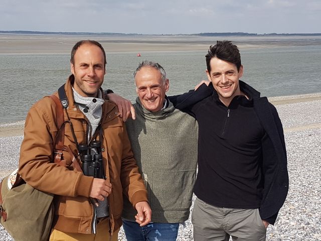 Denis Cheissoux entouré de deux chanteurs d'oiseaux en baie de Somme