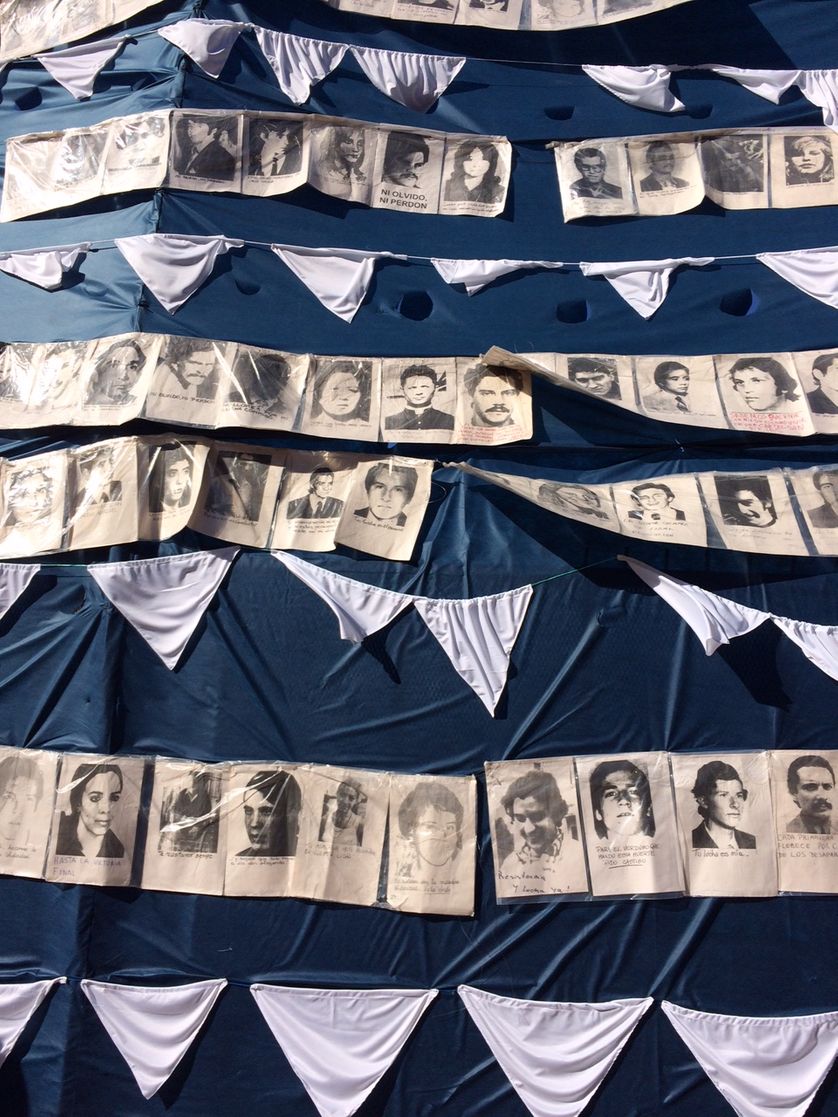 Portraits de disparus au milieu des célèbres foulards blancs de mères